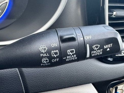 Used 2024 Chrysler Pacifica Touring-L image 35