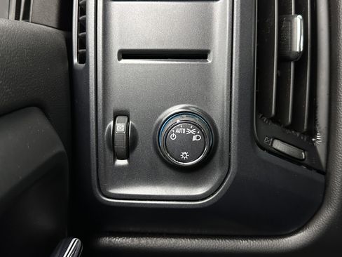 Used 2019 Chevrolet Silverado 1500 Custom w/ Custom Convenience Package RWD image 17