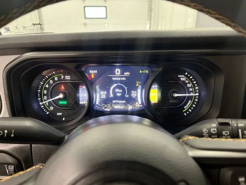 Used 2024 Jeep Wrangler Unlimited w/ Convenience Group AWD/4WD image 23
