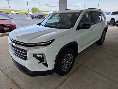 Used 2026 Chevrolet Traverse LT w/ Driver Confidence Package FWD image 3