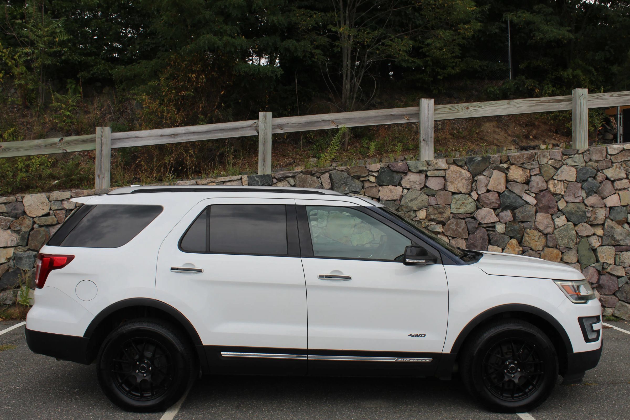 Used 2017 Ford Explorer XLT w/ Equipment Group 202A AWD/4WD image 5