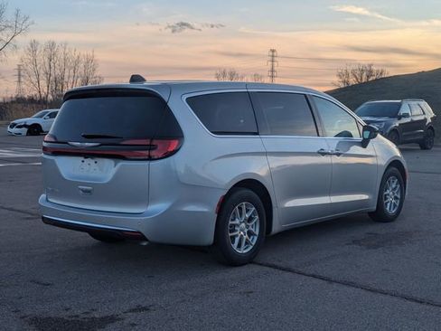 New 2026 Chrysler Pacifica Select image 3
