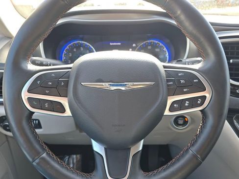 Used 2020 Chrysler Pacifica Touring-L image 27