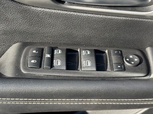 Used 2025 Chrysler Pacifica Select image 25