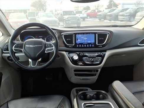 Used 2017 Chrysler Pacifica Touring-L Plus image 12