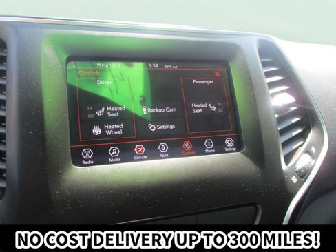 Used 2019 Jeep Cherokee Latitude Plus w/ Cold Weather Group AWD/4WD image 28