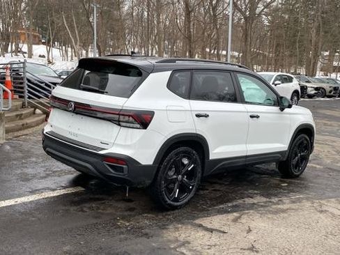 New 2026 Volkswagen Taos SE image 5