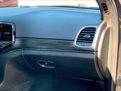 Used 2019 Jeep Grand Cherokee Limited w/ Luxury Group II image 16