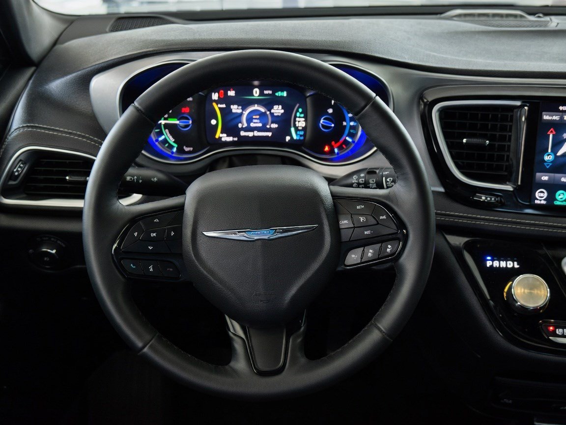 Used 2020 Chrysler Pacifica Limited w/ Advanced Safetytec Group FWD image 15