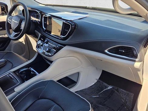 Used 2023 Chrysler Pacifica Limited image 24