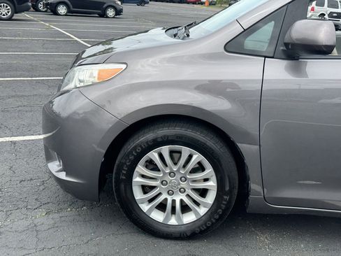Used 2014 Toyota Sienna XLE w/ Entertainment Package FWD image 36