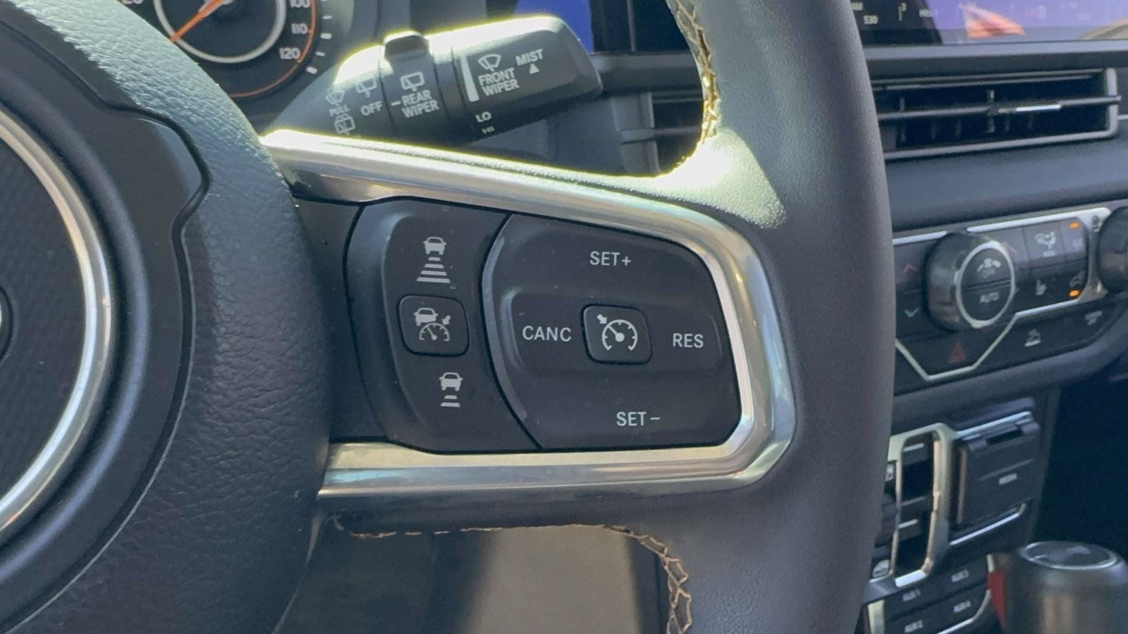 Used 2024 Jeep Wrangler Unlimited Sahara w/ Technology Group AWD/4WD image 21