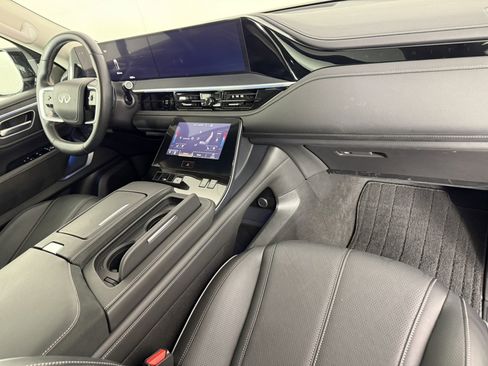 Used 2025 INFINITI QX80 Sensory AWD/4WD image 11