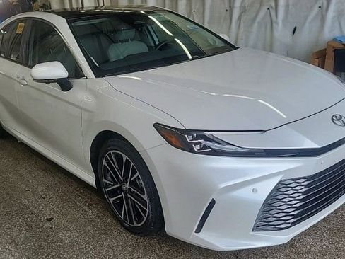 Used 2025 Toyota Camry XLE w/ Premium Plus Package image 4