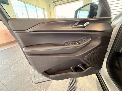 Used 2025 Jeep Grand Cherokee Altitude AWD/4WD image 40