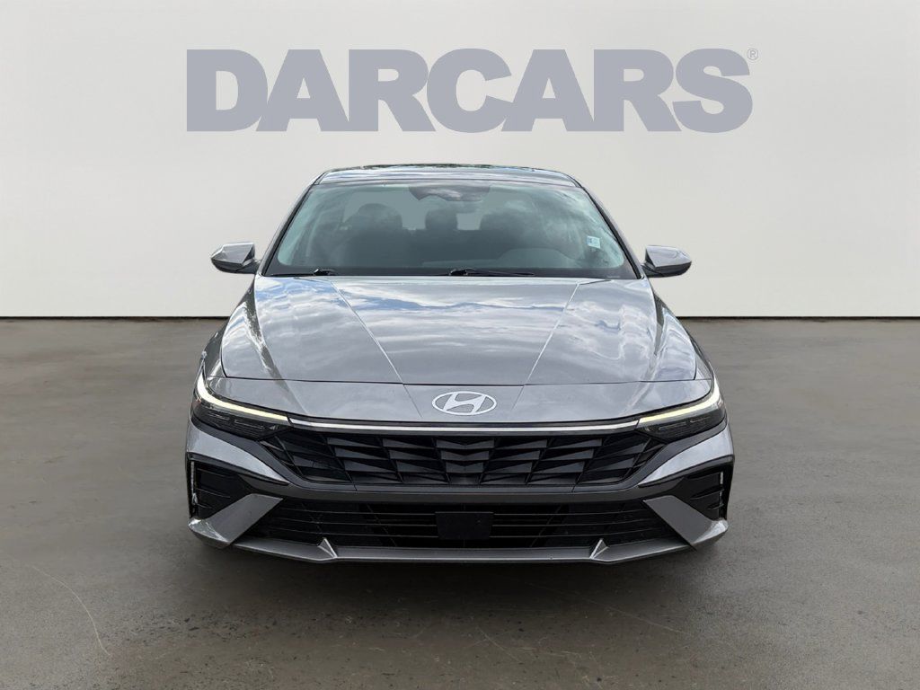 Used 2025 Hyundai Elantra SEL FWD image 2