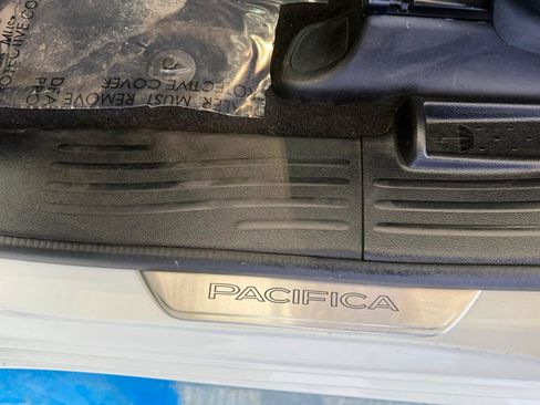 Used 2017 Chrysler Pacifica Limited FWD image 14
