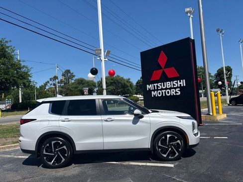 Used 2022 Mitsubishi Outlander SE AWD/4WD image 2