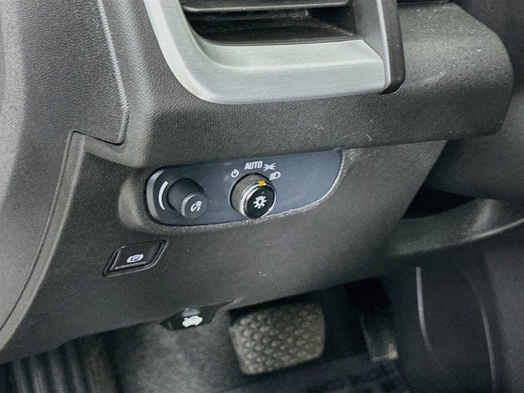 Used 2024 GMC Terrain SLE FWD image 15