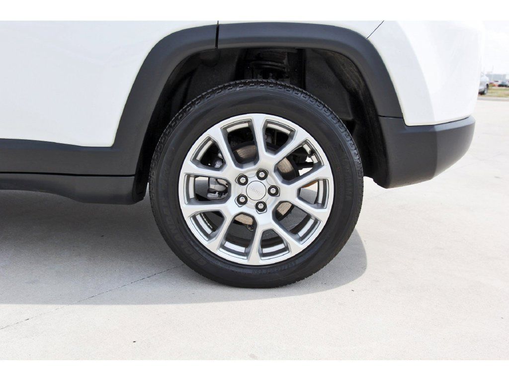 Used 2024 Jeep Compass Latitude w/ Sun and Sound Group AWD/4WD image 33
