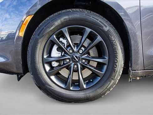 Used 2020 Chrysler Pacifica Touring-L image 9