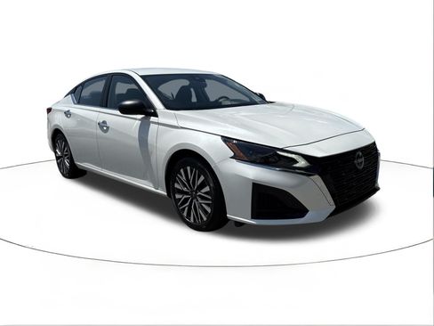 Used 2025 Nissan Altima 2.5 SV FWD image 1