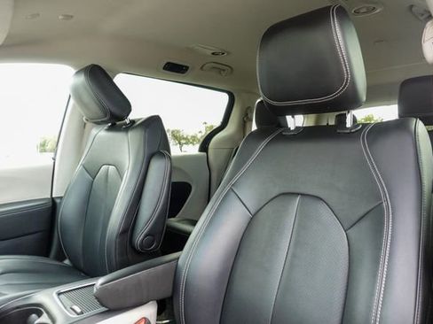 Used 2024 Chrysler Pacifica Select image 23