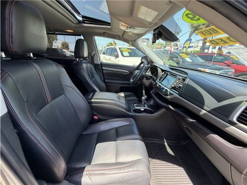 Used 2019 Toyota Highlander SE FWD image 36