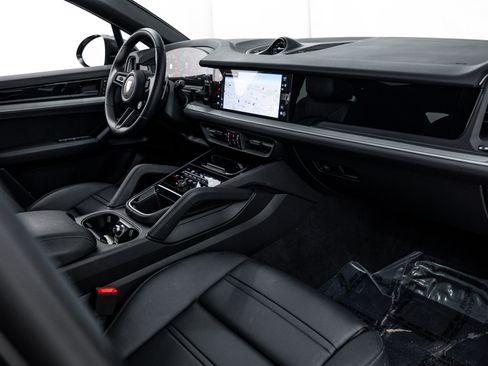 Certified 2025 Porsche Cayenne Coupe image 12
