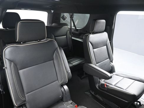 Used 2025 Volvo XC40 B5 Plus image 9