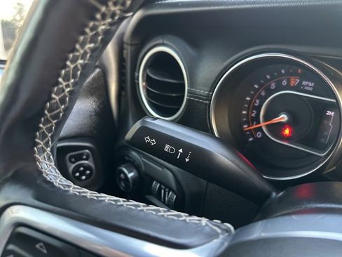 Used 2020 Jeep Gladiator Overland image 26