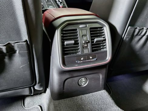 Certified 2025 Porsche Macan AWD/4WD image 20