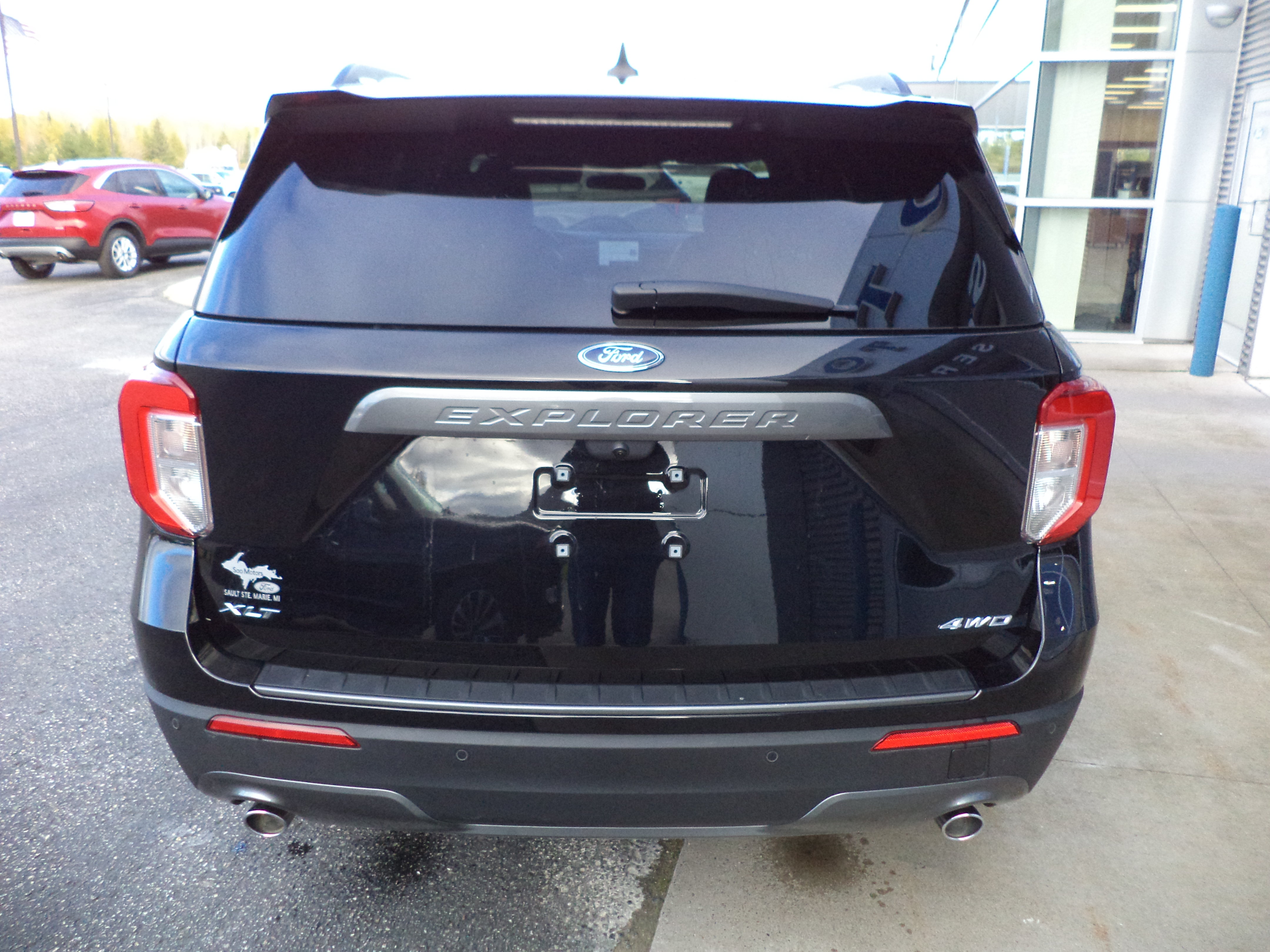 Used 2023 Ford Explorer XLT w/ Equipment Group 202A AWD/4WD image 5