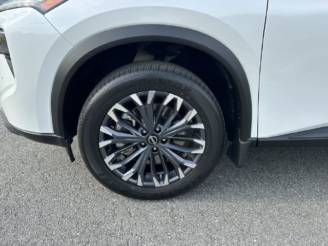 Certified 2025 Nissan Rogue SL w/ Tech Package FWD image 13