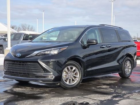Used 2024 Toyota Sienna XLE image 2