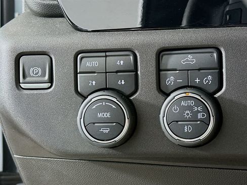 Used 2024 Chevrolet Silverado 1500 LT Trail Boss w/ Convenience Package II AWD/4WD image 27