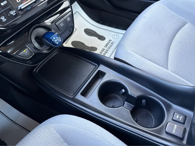 Used 2020 Toyota Prius LE FWD image 31