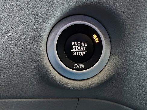 Used 2024 Chrysler Pacifica Touring-L image 9