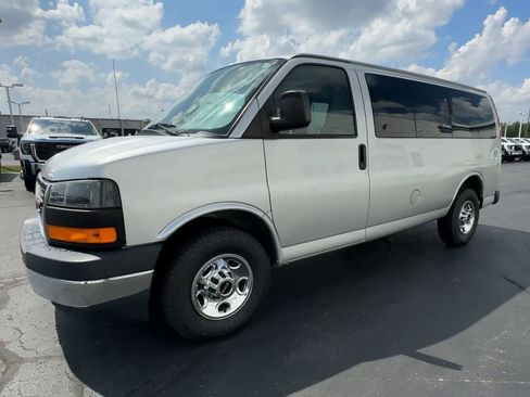 Used 2017 GMC Savana 2500 LT w/ LT Preferred Equipment Group image 4