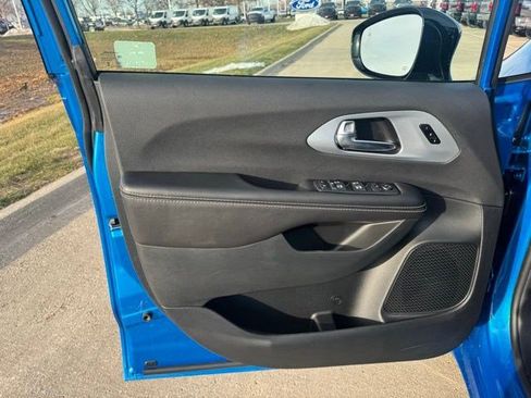 New 2026 Chrysler Pacifica Limited w/ S Appearance Package image 8