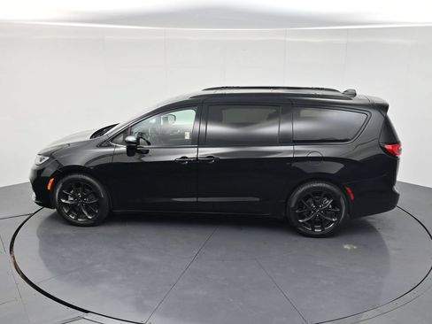 Used 2025 Chrysler Pacifica Limited FWD image 39
