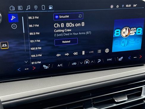 Used 2025 Chevrolet Traverse LT image 24