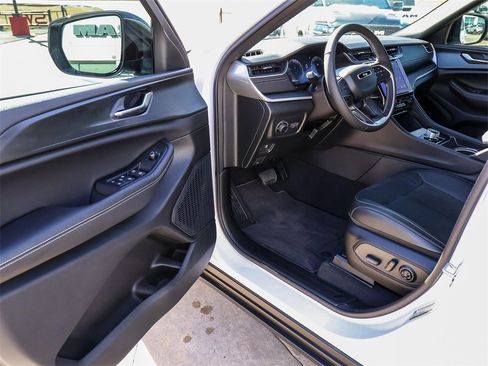 New 2025 Jeep Grand Cherokee L Altitude image 26