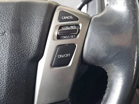 Used 2018 Nissan Titan SV w/ SV Convenience Package image 8