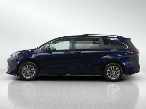 Used 2025 Toyota Sienna XLE image 2