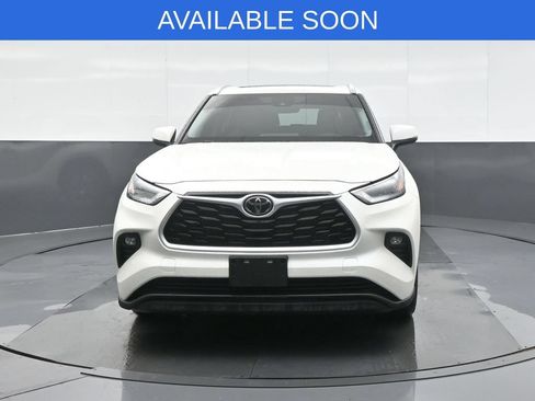 Used 2021 Toyota Highlander XLE AWD/4WD image 2