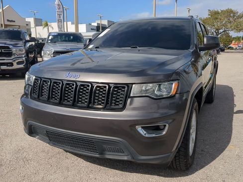 Used 2019 Jeep Grand Cherokee Laredo image 9