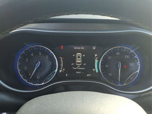 Used 2024 Chrysler Pacifica Touring-L image 12