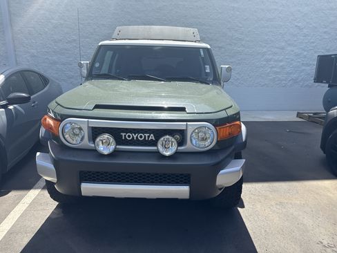 Used 2011 Toyota FJ Cruiser 4WD w/ Upgrade Pkg image 2