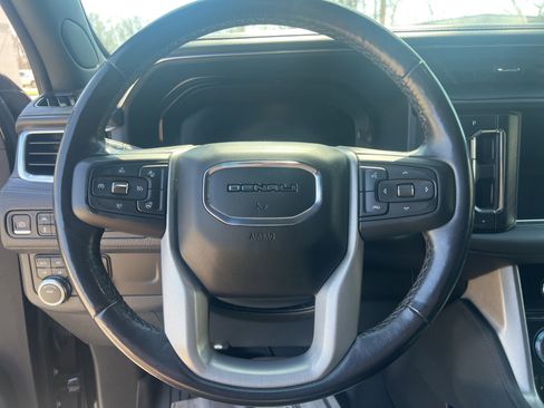 Used 2022 GMC Yukon XL Denali image 16